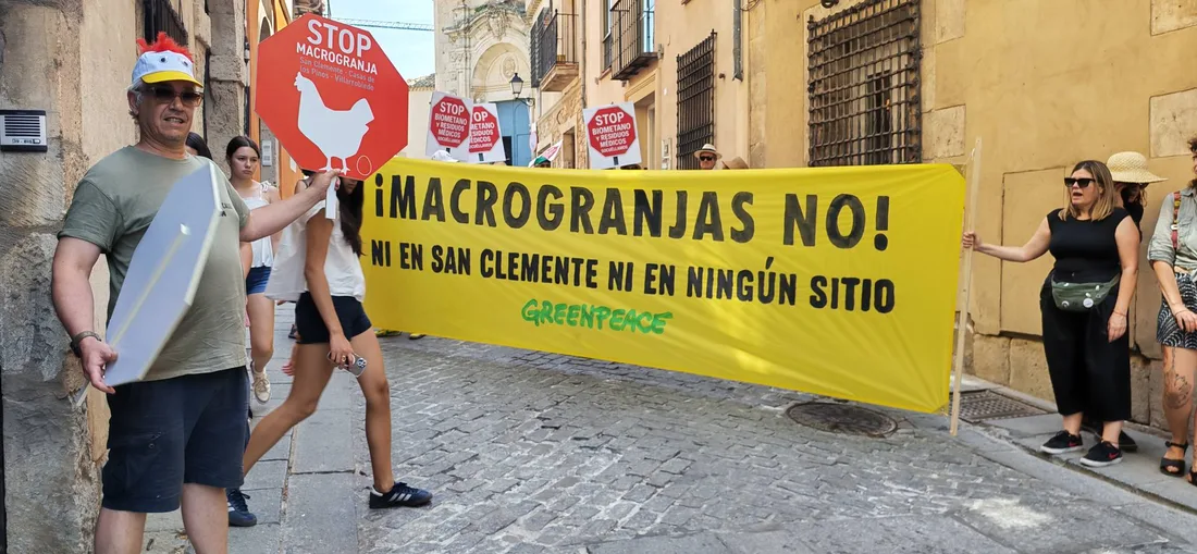 Pancarta contra las macrogranjas durante la manifestación de Cuenca