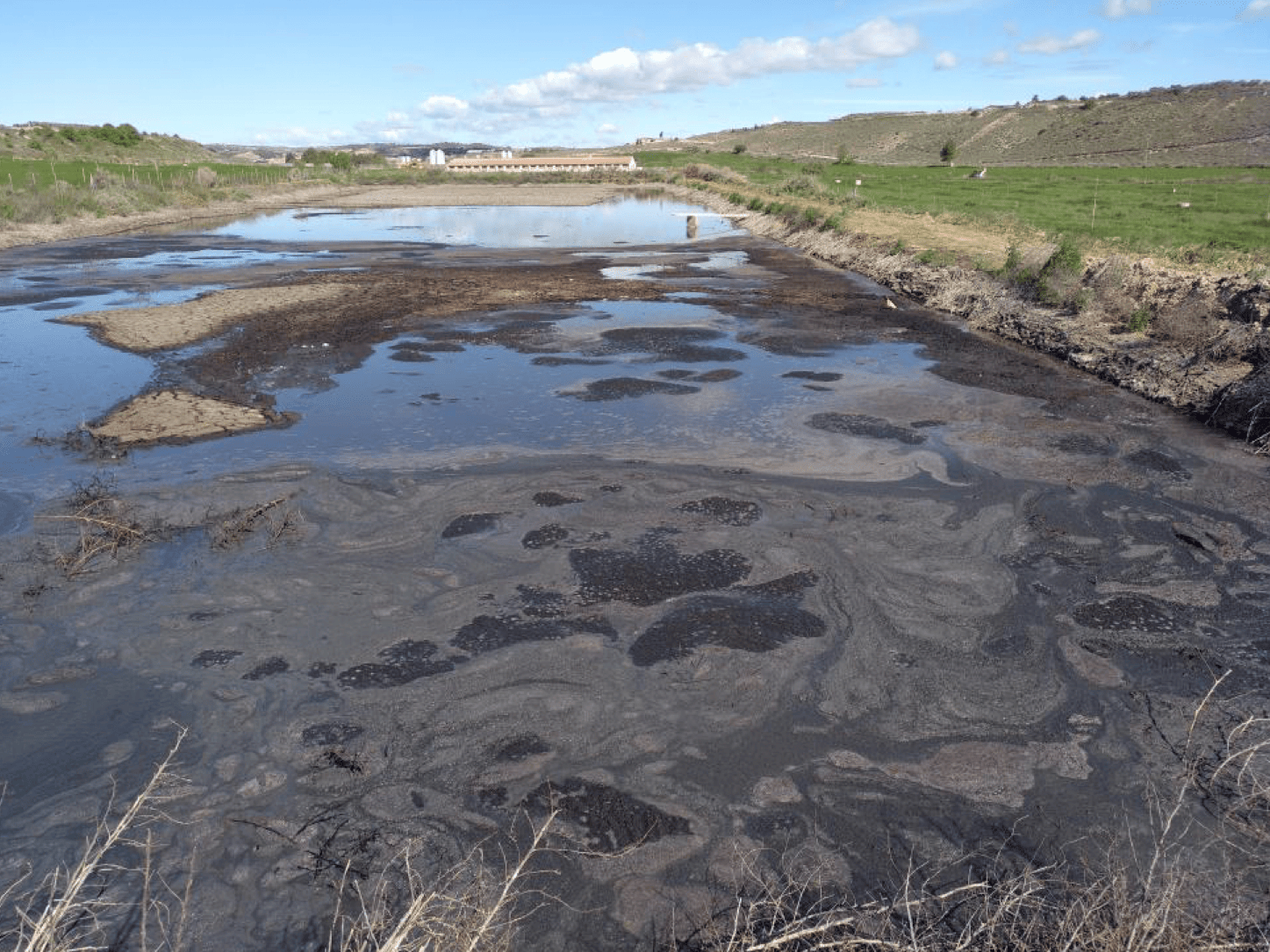 Photo of the large slurry pond at the Piensos Costa S.A. pig farm. located in Peñalba (Huesca). Photograph included in the inspection report carried out in May 2019. According to the inspector, the waterproofing layer is not visible in the image and no fencing has been carried out