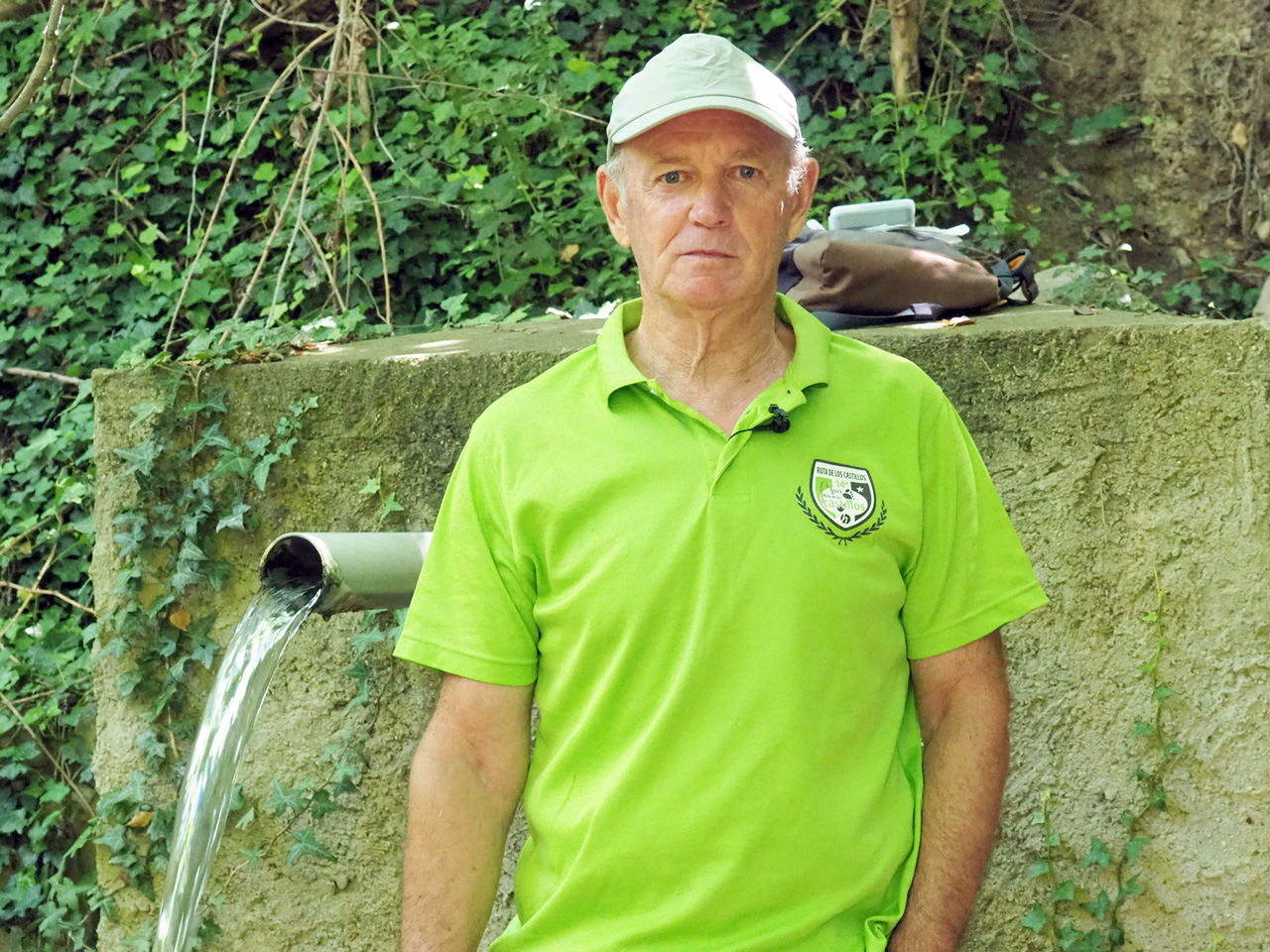 Bernardo Más, president of the LiertAgua Potable Neighborhood Association, in front of the local spring whose levels exceed 100mg/l of nitrates